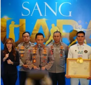 Kapolri Listyo Sigit Beri Bonus Kenaikan Pangkat Kepada 38 Anggota Polri Peraih Medali Di SEA Games
