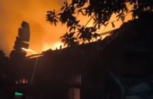 Terjadi Kebakaran Rumah Saat Pemilik Sedang Bersilaturahmi Di Rumah Kerabatya.