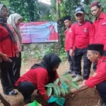 Peringati HUT Megawati Soekarnoputri Ke 79, DPC PDIP Depok Menanam Pohon Di Bantaran Sungai Ciliwung.