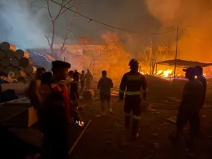 Respon Cepat, Ditsamapta Polda Kepri Bantu Padamkan Kebakaran di Angkringan Mega Legenda Batam