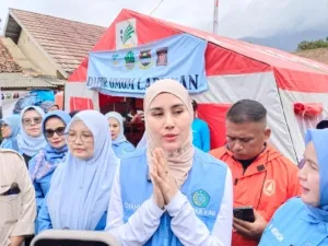 Syahnaz Sadiqah Tinjau Korban Longsor Cisarua Bandung Barat: Fokus Tangani Trauma Healing 