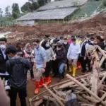 Bupati Jeje Salurkan Rp320 Juta DTH untuk Korban Longsor Cisarua: Kondisi Psikologis Harus Diutamakan 