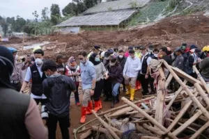 Bupati Jeje Salurkan Rp320 Juta DTH untuk Korban Longsor Cisarua: Kondisi Psikologis Harus Diutamakan 