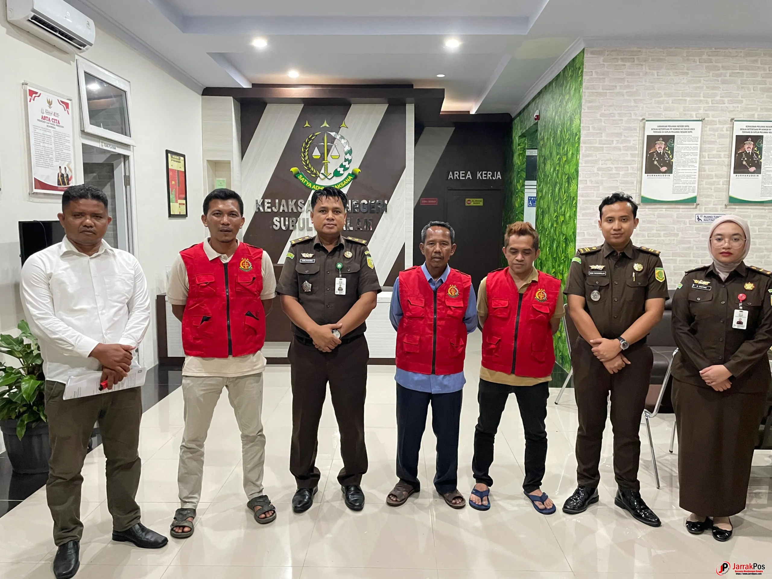 Kejari Subulussalam Tahan Tiga Komisioner Panwaslih Terkait Dugaan Korupsi Dana Hibah Pilkada 2024 Kejari Subulussalam Tahan Tiga Komisioner Panwaslih Terkait Dugaan Korupsi Dana Hibah Pilkada 2024