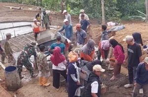 Anggota TNI dan Warga Gotongroyong Bangun Jalan Sepanjang 200 Meter