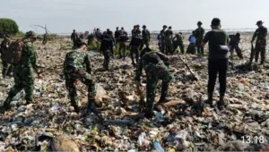 Kodim 0614/Kota Cirebon Gelar Karya Bakti Bersih-Bersih Pantai di Pesisir Kesenden