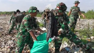 Kodim 0614/Kota Cirebon Bersama BBWS Gelar Aksi Bersih Pantai di Pesisir Kesenden.