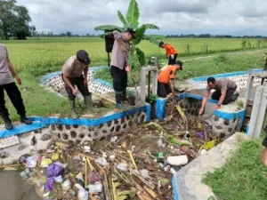 Viral Tumpukan Sampah, Polsek Jetis Turun Tangan, Dam Irigasi Dibersihkan, Aliran Air Kembali Lancar