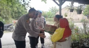Atensi AKBP Jhon Sitepu, SIK, MH, Kapolsek Perbaungan Salurkan Bansos Ramadan untuk Korban Kebakaran di Sergai