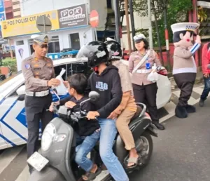 Satlantas Polres Kuningan, Bagikan Ratusan Paket Takjil Gratis