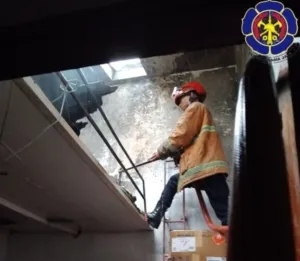 Damkarmat Kabupaten Cirebon Berhasil Padamkan Api Yang Sedang Membakar Rumah Milik Warga.