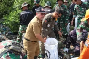 Menjaga Ekosistem Pantai, Bupati Imron Ajak Warga Jaga Pantai Gebang Lewat Aksi Bersih-Bersih