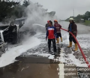 Sebuah Mobil Hino Pengangkut Tinner Seberat 32.000 Liter Terbakar Di Tol Cipali KM 185.
