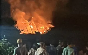 Kebakaran Sebuah Rumah Milik Warga Akibatkan Danru Damkarmat Tersengat Listrik Saat Lakukan Pemadaman.