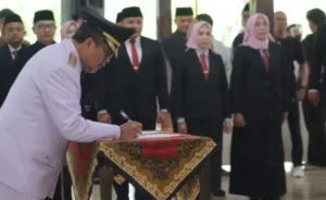 Bupati Imron Lantik Pejabat, Tekankan Integritas Dan Pelayanan