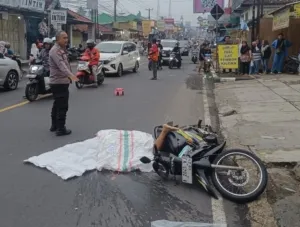 Diduga Jatuh Akibat Jalan Berpasir, Seorang Pemotor Tewas Terlindas Truk
