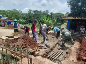 Anggota TNI dan Warga Gotong Royong Perbaiki Jalan yang Amblas