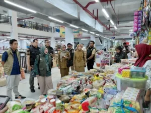 Polres Ponorogo Sidak Pasar Songgolangit, Pastikan Stok dan Harga Sembako Aman Jelang Idul Fitri