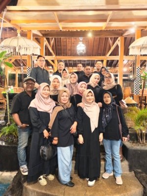 Momen Haru dan Bahagia, Alumni SMP PGRI Kuningan Angkatan 90/91 Gelar BukBer dengan Penuh Kekeluargaan