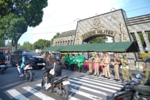 Wagub Akmil Pimpin Pembagian Takjil Kepada Masyarakat dalam Program “Akmil Berbagil”