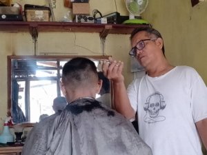 Kesetiaan Pelanggan di Kios Pangkas Rambut Legendaris “BAUY” Menjelang Lebaran 1447 H