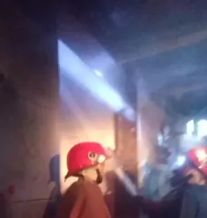 Sebuah Ruko Terbakar Hebat, Petugas Damkarmat Kesulitan Posisi Ruko Terkunci.