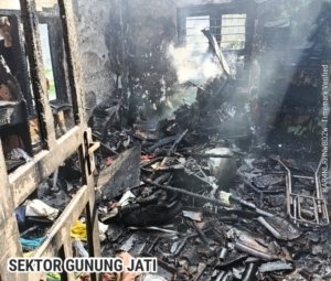 Satu Kelalaian Main Petasan Rumah Dan Dua Sepeda Motor Ludes Terbakar.