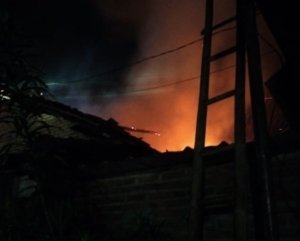 Rumah Di Tinggal Pemiliknya Hangus Terbakar Hebat.