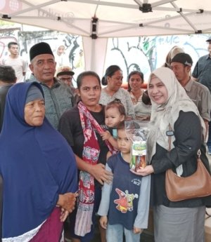 KEREN! “UNIKU” Bagikan Ribuan Paket Takjil di Wilayah Cirebon Timur
