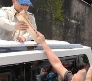 Asep Nekat Menerobos Iring-Iringan Presiden Agar bisa Menyerahkan Berkas aduan kepada Prabowo saat di Magelang