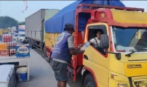 Pedagang Asongan Manfaatkat Dampak Pengecoran Jalan yang bikin Macet, bisa Mendapat Hasil 500-1jt setiap Hari