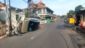 Akibat Ngantuk, Mobil HR-V Tabrak Tiang Listrik
