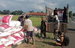 Anggota TNI di Kuningan Kawal Terus Stabilitas Harga Pangan