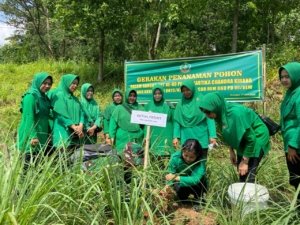 Peringati HUT ke-80 Persit Kartika Chandra Kirana, Istri TNI Lakukan Penghijauan di Kebun Raya Kuningan