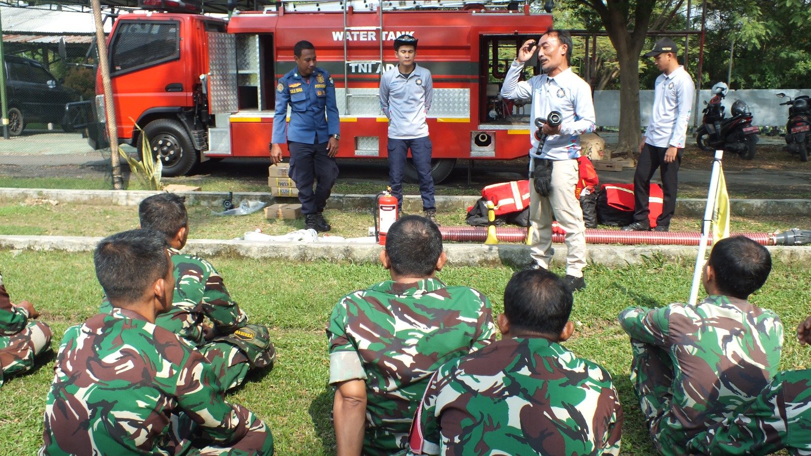Kodim 0614/Kota Cirebon Gelar Latihan Pemadaman Kebakaran Bersama Tim Damkar. Kodim 0614/Kota Cirebon Gelar Latihan Pemadaman Kebakaran Bersama Tim Damkar.