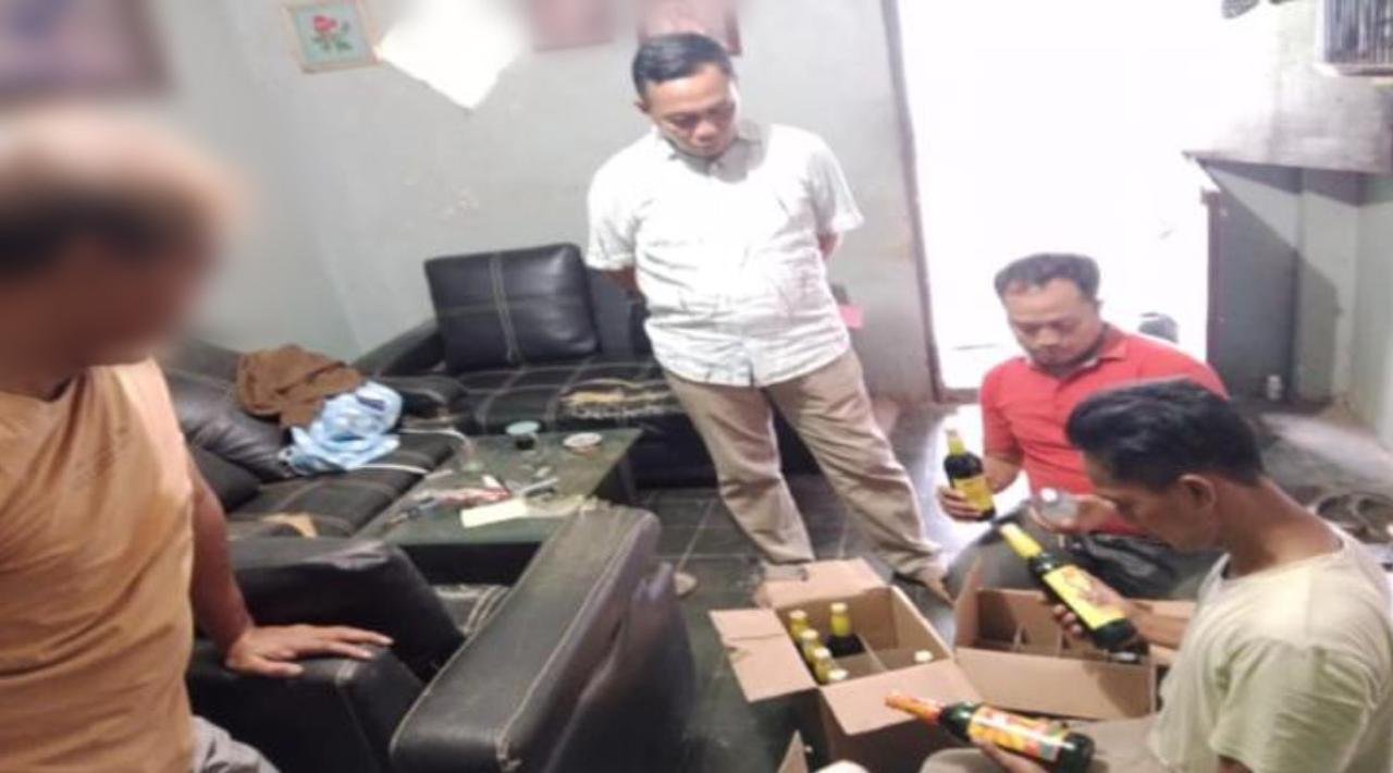 Tekan Penyakit Masyarakat, Polresta Cirebon Rutin Gelar Ops Pekat dan Amankan Ratusan Botol Miras Tekan Penyakit Masyarakat, Polresta Cirebon Rutin Gelar Ops Pekat dan Amankan Ratusan Botol Miras