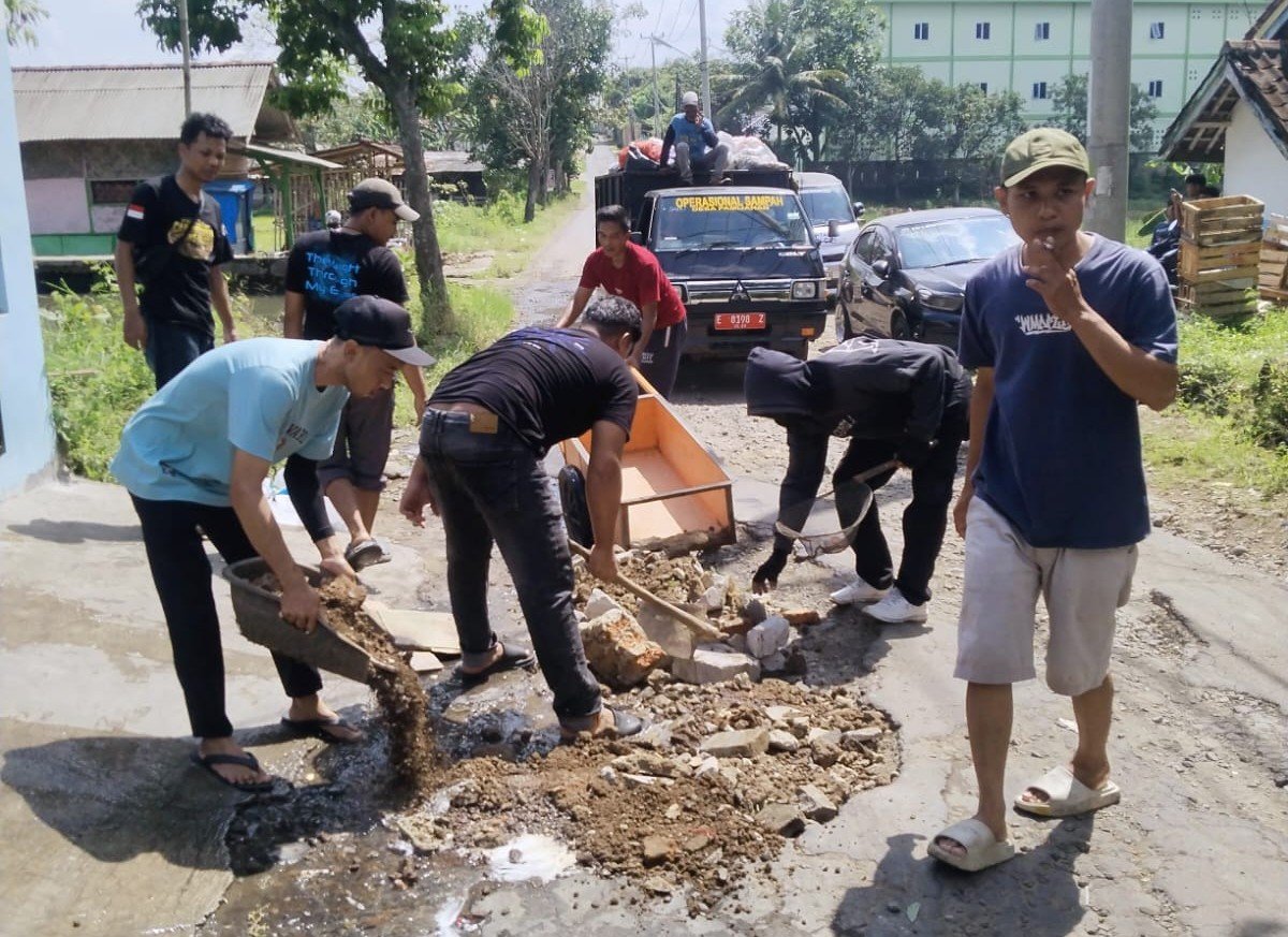 Pemuda Blok Pasawahan Ciawigebang, GotongRoyong Perbaiki Jalan Rusak akibat Hujan Pemuda Blok Pasawahan Ciawigebang, GotongRoyong Perbaiki Jalan Rusak akibat Hujan