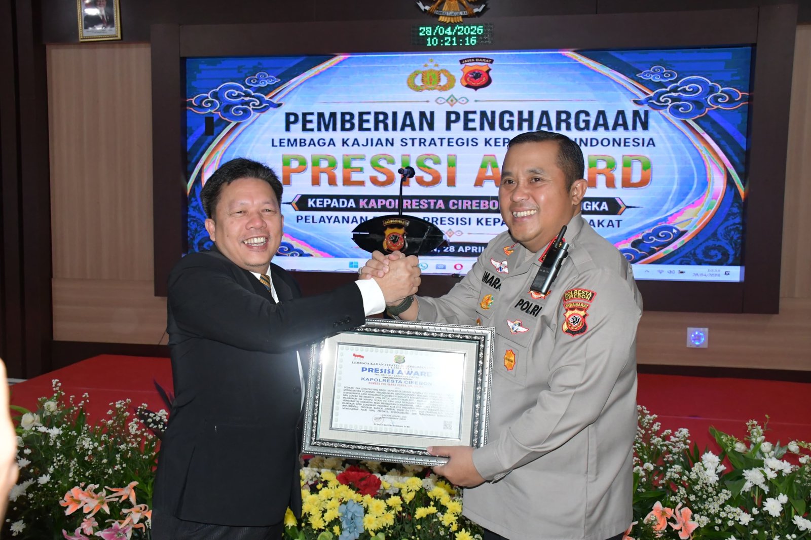 Kapolresta Cirebon Terima Presisi Award dari Lembaga Kajian Strategis Kepolisian Indonesia atas Kinerja dan Pelayanan Publik Kapolresta Cirebon Terima Presisi Award dari Lembaga Kajian Strategis Kepolisian Indonesia atas Kinerja dan Pelayanan Publik