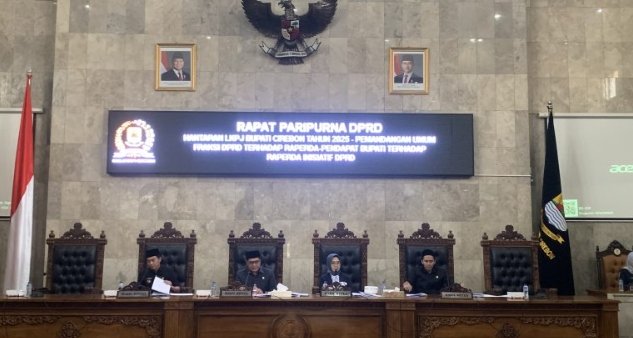 DPRD Gelar Paripurna PU Fraksi DPRD Dan Dengar Pendapat Bupati Terhadap Tiga Raperda Inisiatif DPRD DPRD Gelar Paripurna PU Fraksi DPRD Dan Dengar Pendapat Bupati Terhadap Tiga Raperda Inisiatif DPRD