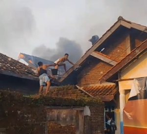 Dua Rumah Milik Warga Cirebon Terbakar. Ini Penyebabnya.