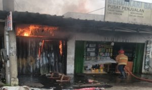 Sebuah Rumah dan Tempat Usaha Bengkel Motor Terbakar Hebat. Ini Penyebabnya.