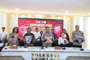Polda Kepri Tindak Tegas “Rayap Besi”: Delapan Pelaku Pencurian Fasilitas Umum di Batam Diringkus