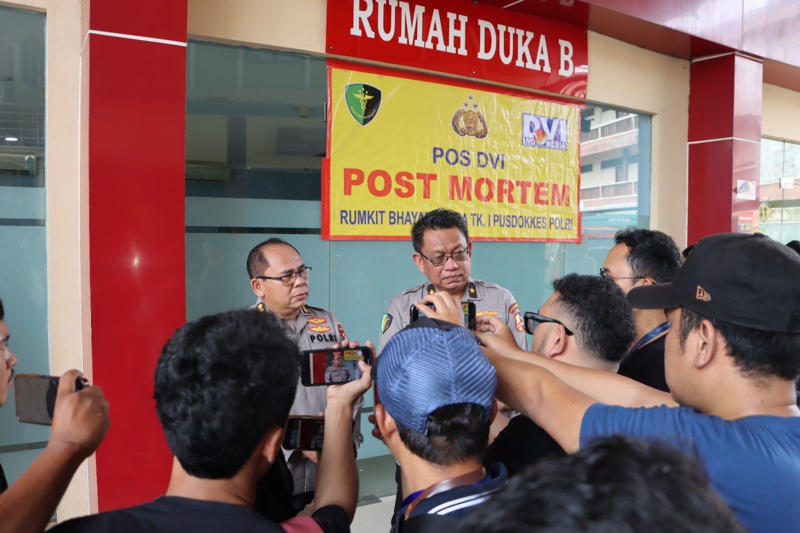 10 Jenazah Korban Kecelakaan Kereta Bekasi Dibawa ke RS Bhayangkara, Proses Identifikasi Berjalan 10 Jenazah Korban Kecelakaan Kereta Bekasi Dibawa ke RS Bhayangkara, Proses Identifikasi Berjalan