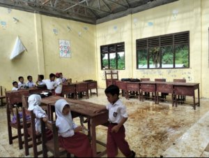 Puluhan Siswa SDN Bawan Terpaksa Belajar di Teras, Atap Sekolah Tak Kunjung Diperbaiki