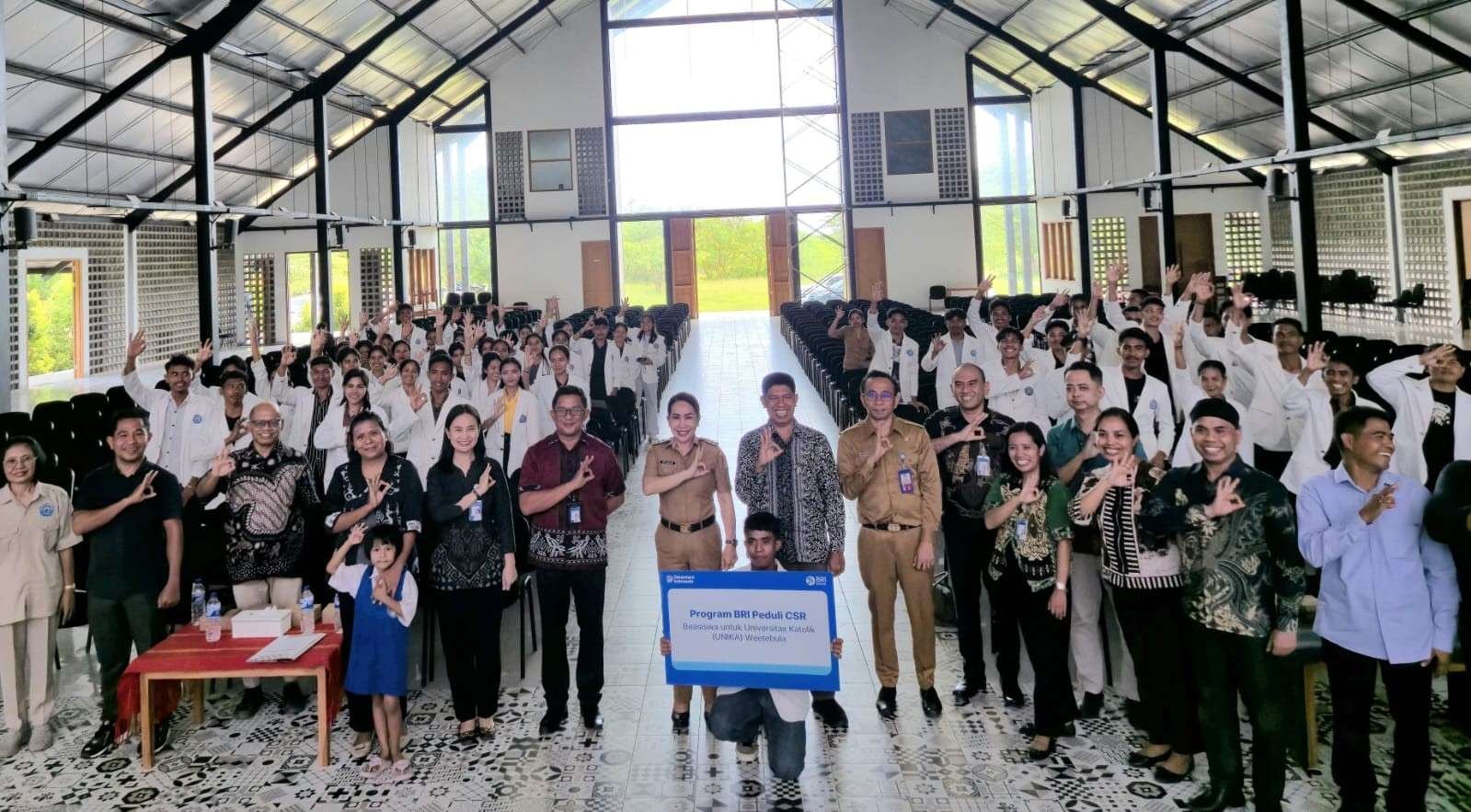 BRI Peduli Salurkan Beasiswa untuk 59 Mahasiswa UNIKA Weetebula, Perkuat SDM Unggul di Sumba Barat Daya BRI Peduli Salurkan Beasiswa untuk 59 Mahasiswa UNIKA Weetebula, Perkuat SDM Unggul di Sumba Barat Daya