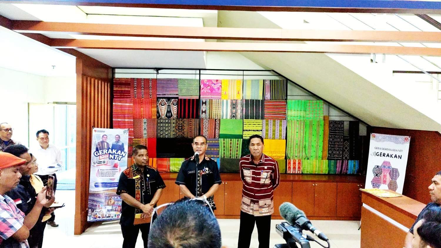 Melki-Johni Resmikan Gerakan Jam Belajar, Pendidikan Anak Dimulai dari Rumah Melki-Johni Resmikan Gerakan Jam Belajar, Pendidikan Anak Dimulai dari Rumah