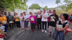 Usman Husin Bagikan Beras untuk 210 Kepala Keluarga di Alak, Dari Petani Lokal untuk Warga Kurang Mampu