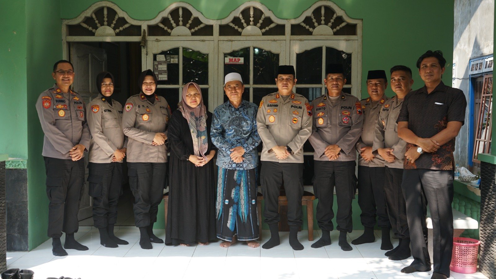 Pererat Hubungan Polri dengan Ulama dan Tokoh Agama, Kapolres Magelang Kota Silaturahmi di Kediaman Ketua MUI Kabupaten Magelang Pererat Hubungan Polri dengan Ulama dan Tokoh Agama, Kapolres Magelang Kota Silaturahmi di Kediaman Ketua MUI Kabupaten Magelang