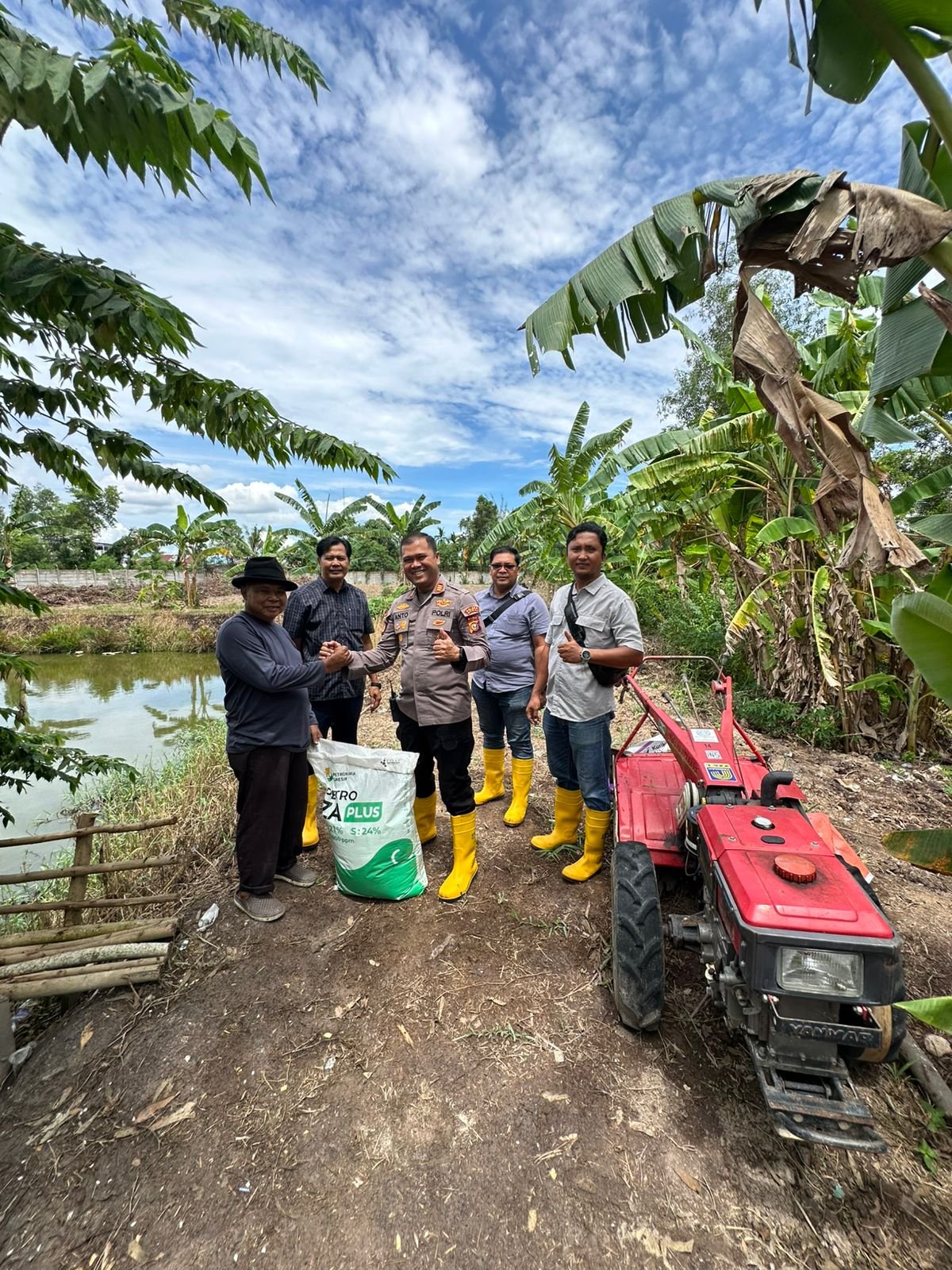 Polisi Cinta Petani, Bentuk Nyata dukung Program Ketahanan Pangan Dan Polri Selalu Komitmen Hadir Di Tengah Masyrakat Polisi Cinta Petani, Bentuk Nyata dukung Program Ketahanan Pangan Dan Polri Selalu Komitmen Hadir Di Tengah Masyrakat