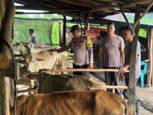 Bhabinkamtibmas Mekarsari Bersama Peternak Lakukan Pengecekan Pekarangan Bergizi Dukung Progaram Ketahanan Pangan Nasional